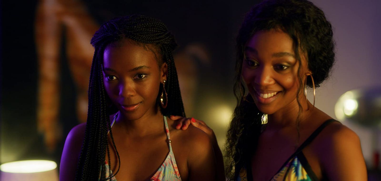 Puleng (Ama Qamata) e Fikile (Khosi Ngema) na serie da Netflix Sangue e Água.