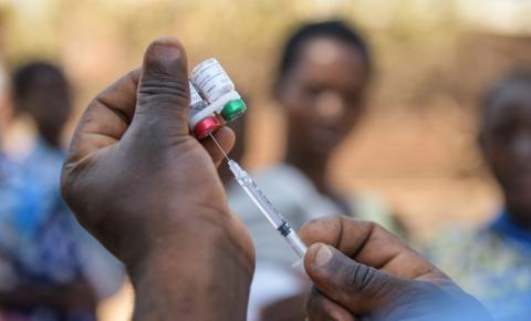 Primeira vacina contra malária é aprovada pela OMS após 30 anos de pesquisa