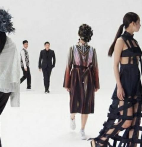 Tecidos leves e monocromáticos são tendências que prometem dominar London Fashion Week 2021