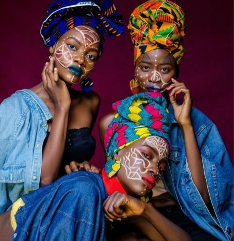 Com peças feitas à mão e cores vibrantes, cultura afro marca influência na moda brasileira 